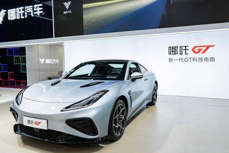 深圳333哪吒汽车在智能汽车领域的表现，领途汽车在新能源汽车市场中的影响力